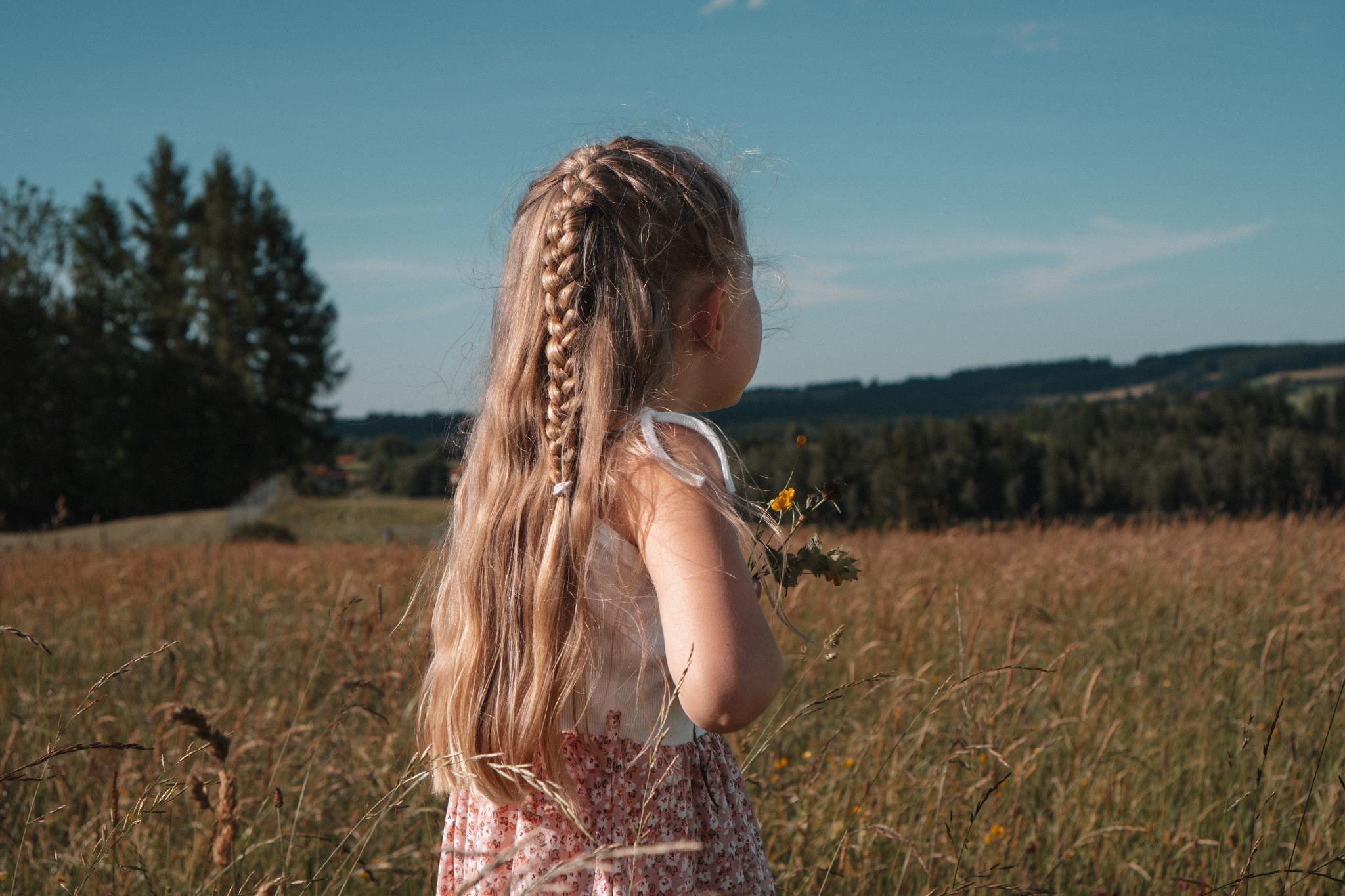 Kind in einer Wiese