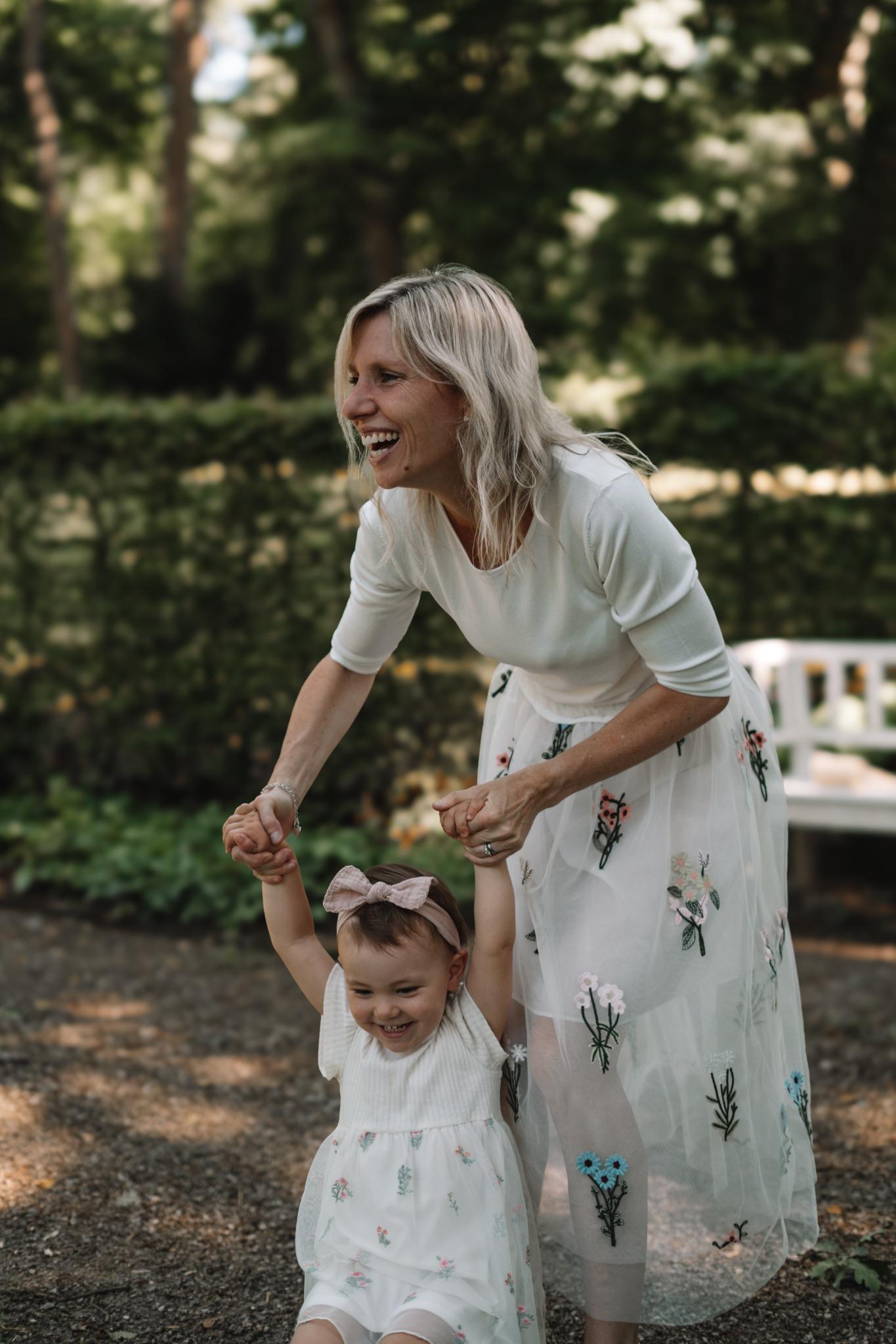 Lachende Mutter mit Kind