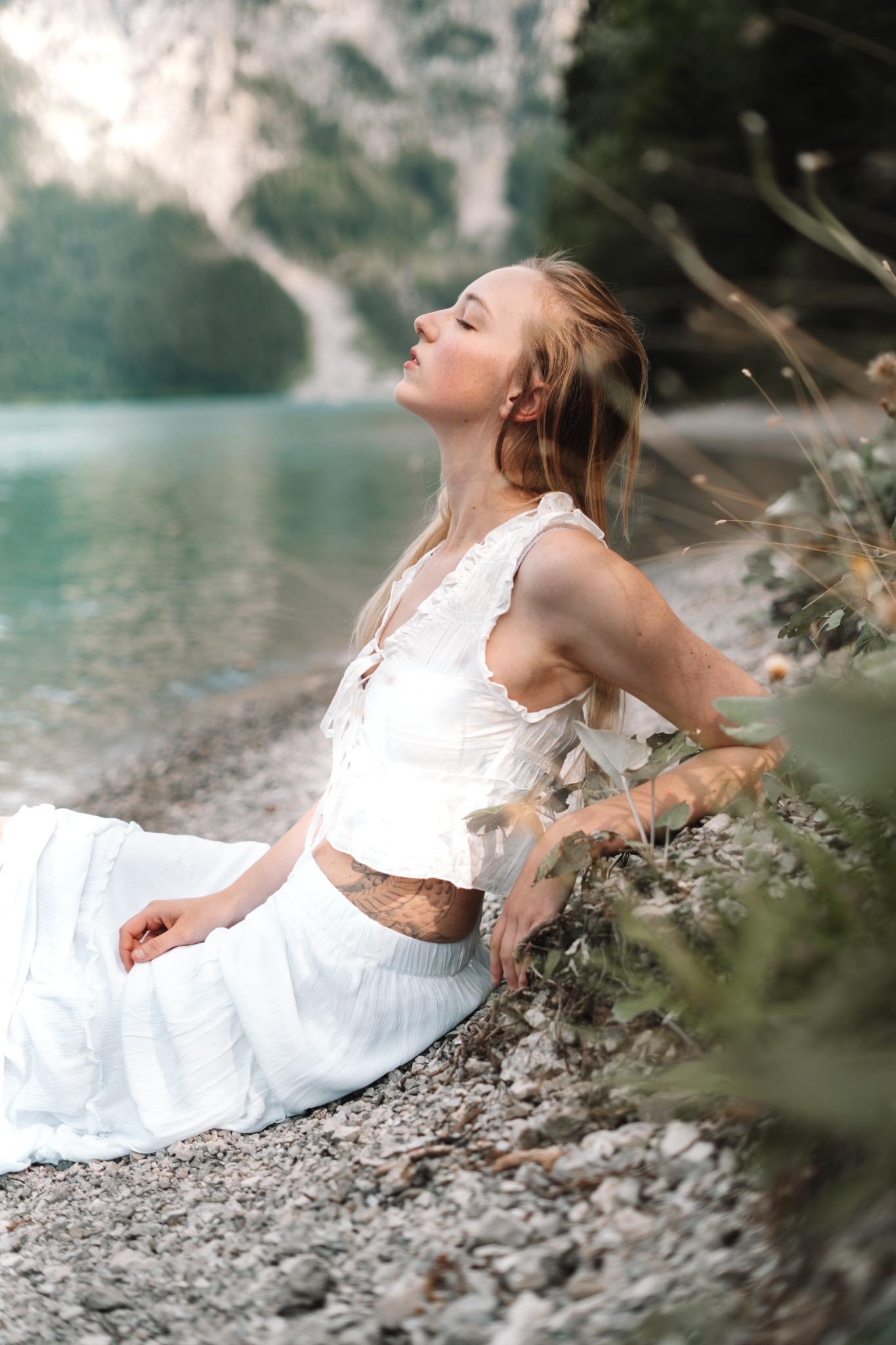 Natürliches Portrait am Bergsee
